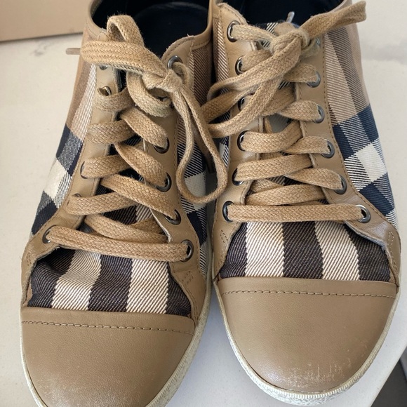 Burberry original woman shoes,  American size 7.5 - Picture 1 of 9